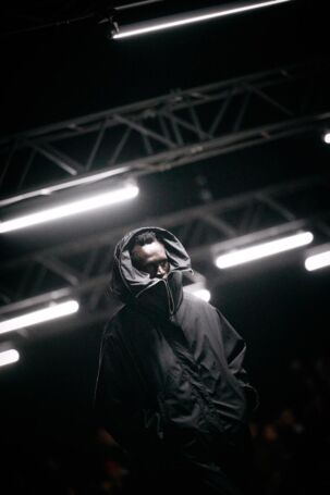 12/24 | Setting at Sia Arnika Fall 2025 | Photo: Caroline Kynast | Courtesy of Berlin Fashion Week Setting at Sia Arnika Fall 2025 | Photo: Caroline Kynast | Courtesy of Berlin Fashion Week