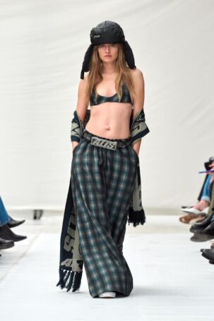 2/31 | Alis Fall 2025 | Photo: James Cochrane | Courtesy of Copenhagen Fashion Week Alis Fall 2025 | Photo: James Cochrane | Courtesy of Copenhagen Fashion Week