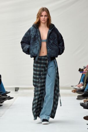 3/31 | Alis Fall 2025 | Photo: James Cochrane | Courtesy of Copenhagen Fashion Week Alis Fall 2025 | Photo: James Cochrane | Courtesy of Copenhagen Fashion Week