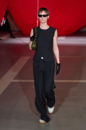 1/32 | Baum und Pferdgarten Fall 2025 | Photo: James Cochrane | Courtesy of Copenhagen Fashion Week Baum und Pferdgarten Fall 2025 | Photo: James Cochrane | Courtesy of Copenhagen Fashion Week