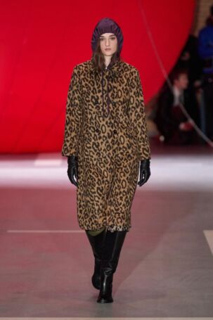 7/32 | Baum und Pferdgarten Fall 2025 | Photo: James Cochrane | Courtesy of Copenhagen Fashion Week Baum und Pferdgarten Fall 2025 | Photo: James Cochrane | Courtesy of Copenhagen Fashion Week