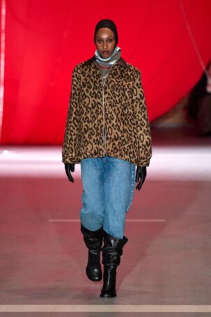 9/32 | Baum und Pferdgarten Fall 2025 | Photo: James Cochrane | Courtesy of Copenhagen Fashion Week Baum und Pferdgarten Fall 2025 | Photo: James Cochrane | Courtesy of Copenhagen Fashion Week