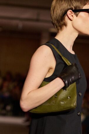3/120 | Details at Baum und Pferdgarten | Fall 2025 | Courtesy of Baum und Pferdgarten Details at Baum und Pferdgarten | Fall 2025 | Courtesy of Baum und Pferdgarten