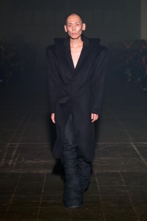 2/24 | Han Kjøbenhavn Fall 2025 | Photo: James Cochrane | Courtesy of Copenhagen Fashion Week Han Kjøbenhavn Fall 2025 | Photo: James Cochrane | Courtesy of Copenhagen Fashion Week