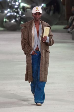 2/40 | MUNTHE Fall 2025 | Photo: James Cochrane | Courtesy of Copenhagen Fashion Week MUNTHE Fall 2025 | Photo: James Cochrane | Courtesy of Copenhagen Fashion Week
