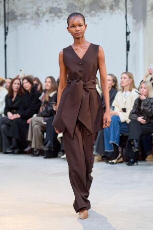 10/30 | Skall Studio Fall 2025 | Photo: James Cochrane | Courtesy of Copenhagen Fashion Week Skall Studio Fall 2025 | Photo: James Cochrane | Courtesy of Copenhagen Fashion Week