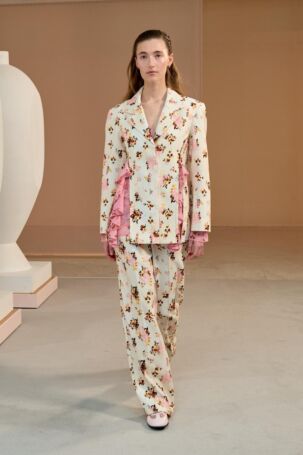 1/16 | Stine Goya Fall 2025 | Photo: James Cochrane | Courtesy of Copenhagen Fashion Week Stine Goya Fall 2025 | Photo: James Cochrane | Courtesy of Copenhagen Fashion Week