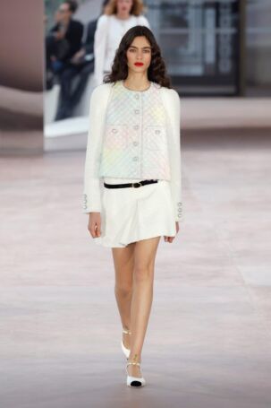 1/55 | Chanel Spring 2025 Haute Couture | Photo: NOWFASHION.com Chanel Spring 2025 Haute Couture | Photo: NOWFASHION.com