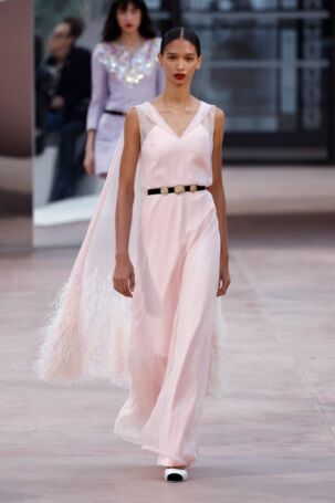 10/55 | Chanel Spring 2025 Haute Couture | Photo: NOWFASHION.com Chanel Spring 2025 Haute Couture | Photo: NOWFASHION.com
