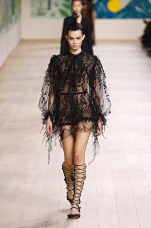 2/69 | Dior Spring 2025 Haute Couture | Photo: NOWFASHION.com Dior Spring 2025 Haute Couture | Photo: NOWFASHION.com