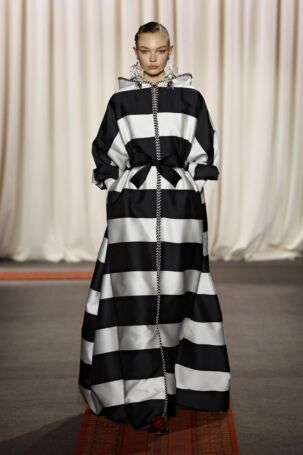 1/36 | Giambattista Valli Spring 2025 Haute Couture | Photo: NOWFASHION.com Giambattista Valli Spring 2025 Haute Couture | Photo: NOWFASHION.com
