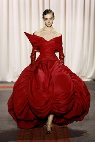 5/36 | Giambattista Valli Spring 2025 Haute Couture | Photo: NOWFASHION.com Giambattista Valli Spring 2025 Haute Couture | Photo: NOWFASHION.com