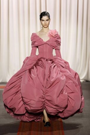 7/36 | Giambattista Valli Spring 2025 Haute Couture | Photo: NOWFASHION.com Giambattista Valli Spring 2025 Haute Couture | Photo: NOWFASHION.com