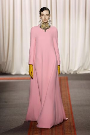 8/36 | Giambattista Valli Spring 2025 Haute Couture | Photo: NOWFASHION.com Giambattista Valli Spring 2025 Haute Couture | Photo: NOWFASHION.com