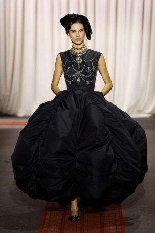 10/36 | Giambattista Valli Spring 2025 Haute Couture | Photo: NOWFASHION.com Giambattista Valli Spring 2025 Haute Couture | Photo: NOWFASHION.com