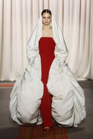 12/36 | Giambattista Valli Spring 2025 Haute Couture | Photo: NOWFASHION.com Giambattista Valli Spring 2025 Haute Couture | Photo: NOWFASHION.com