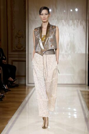 7/94 | Giorgio Armani Privé Spring 2025 Haute Couture | Photo: NOWFASHION.com Giorgio Armani Privé Spring 2025 Haute Couture | Photo: NOWFASHION.com