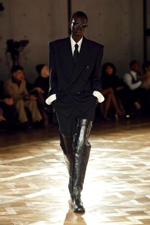 3/38 | Saint Laurent Spring 2025 Haute Couture | Photo: NOWFASHION.com Saint Laurent Spring 2025 Haute Couture | Photo: NOWFASHION.com