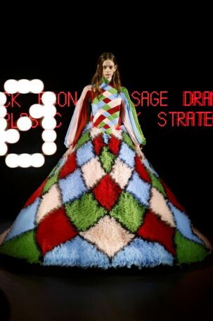1/49 | Valentino Spring 2025 Haute Couture | Photo: NOWFASHION.com Valentino Spring 2025 Haute Couture | Photo: NOWFASHION.com