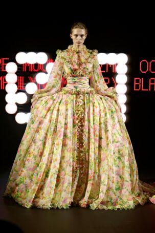 7/49 | Valentino Spring 2025 Haute Couture | Photo: NOWFASHION.com Valentino Spring 2025 Haute Couture | Photo: NOWFASHION.com