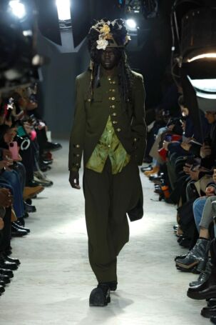 1/35 | COMME des GARÇONS HOMME PLUS Fall 2025 Menswear | Photo: NOWFASHION.com COMME des GARÇONS HOMME PLUS Fall 2025 Menswear | Photo: NOWFASHION.com
