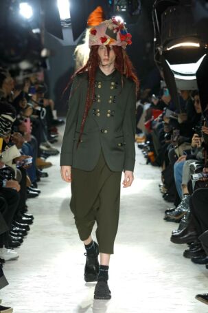 3/35 | COMME des GARÇONS HOMME PLUS Fall 2025 Menswear | Photo: NOWFASHION.com COMME des GARÇONS HOMME PLUS Fall 2025 Menswear | Photo: NOWFASHION.com