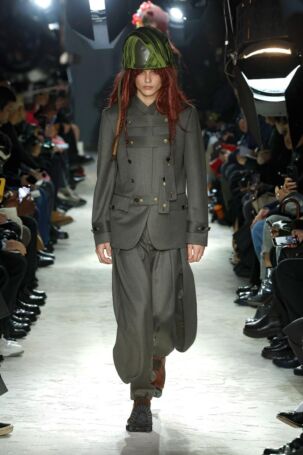 4/35 | COMME des GARÇONS HOMME PLUS Fall 2025 Menswear | Photo: NOWFASHION.com COMME des GARÇONS HOMME PLUS Fall 2025 Menswear | Photo: NOWFASHION.com