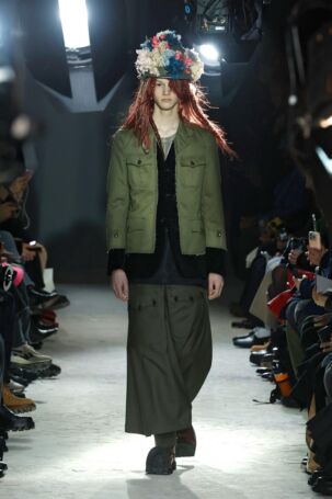 5/35 | COMME des GARÇONS HOMME PLUS Fall 2025 Menswear | Photo: NOWFASHION.com COMME des GARÇONS HOMME PLUS Fall 2025 Menswear | Photo: NOWFASHION.com