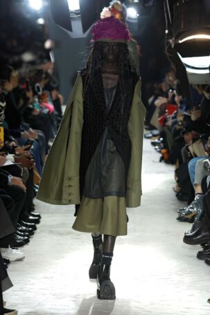 6/35 | COMME des GARÇONS HOMME PLUS Fall 2025 Menswear | Photo: NOWFASHION.com COMME des GARÇONS HOMME PLUS Fall 2025 Menswear | Photo: NOWFASHION.com