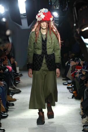 7/35 | COMME des GARÇONS HOMME PLUS Fall 2025 Menswear | Photo: NOWFASHION.com COMME des GARÇONS HOMME PLUS Fall 2025 Menswear | Photo: NOWFASHION.com