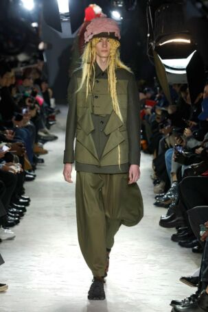 8/35 | COMME des GARÇONS HOMME PLUS Fall 2025 Menswear | Photo: NOWFASHION.com COMME des GARÇONS HOMME PLUS Fall 2025 Menswear | Photo: NOWFASHION.com