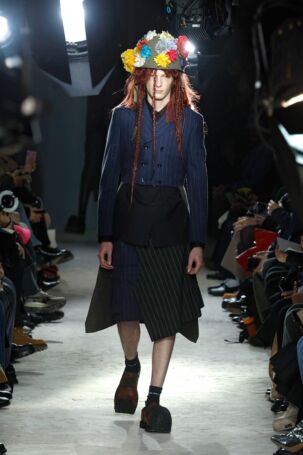9/35 | COMME des GARÇONS HOMME PLUS Fall 2025 Menswear | Photo: NOWFASHION.com COMME des GARÇONS HOMME PLUS Fall 2025 Menswear | Photo: NOWFASHION.com