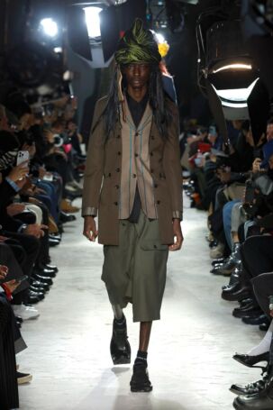 10/35 | COMME des GARÇONS HOMME PLUS Fall 2025 Menswear | Photo: NOWFASHION.com COMME des GARÇONS HOMME PLUS Fall 2025 Menswear | Photo: NOWFASHION.com