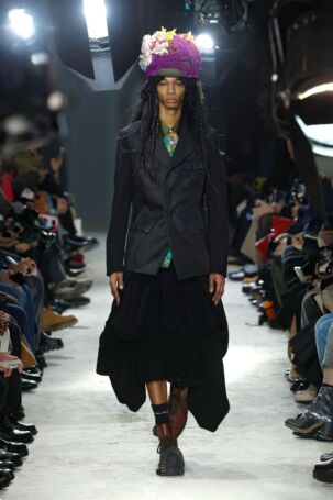 12/35 | COMME des GARÇONS HOMME PLUS Fall 2025 Menswear | Photo: NOWFASHION.com COMME des GARÇONS HOMME PLUS Fall 2025 Menswear | Photo: NOWFASHION.com