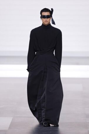1/50 | Dior Homme Fall 2025 Menswear | Photo: NOWFASHION.com Dior Homme Fall 2025 Menswear | Photo: NOWFASHION.com