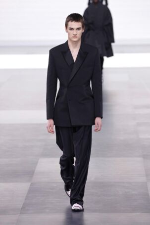 2/50 | Dior Homme Fall 2025 Menswear | Photo: NOWFASHION.com Dior Homme Fall 2025 Menswear | Photo: NOWFASHION.com