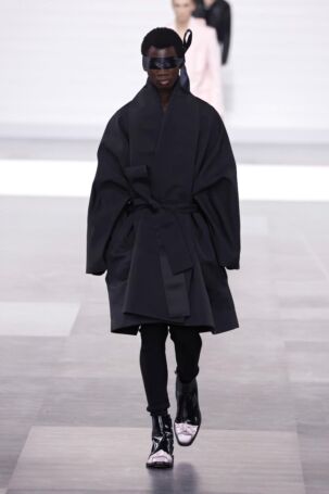 3/50 | Dior Homme Fall 2025 Menswear | Photo: NOWFASHION.com Dior Homme Fall 2025 Menswear | Photo: NOWFASHION.com