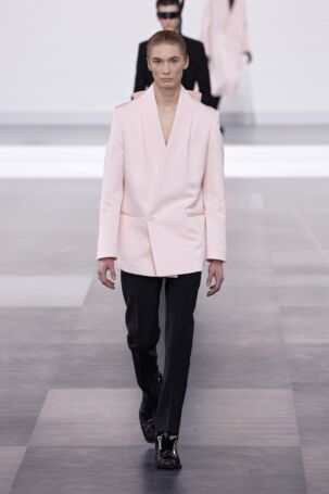 4/50 | Dior Homme Fall 2025 Menswear | Photo: NOWFASHION.com Dior Homme Fall 2025 Menswear | Photo: NOWFASHION.com