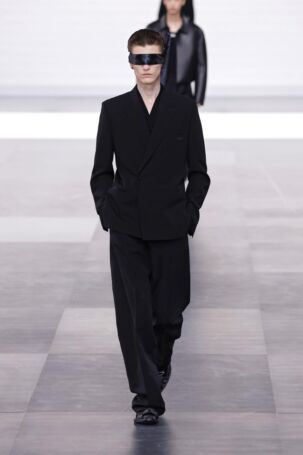 5/50 | Dior Homme Fall 2025 Menswear | Photo: NOWFASHION.com Dior Homme Fall 2025 Menswear | Photo: NOWFASHION.com