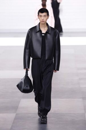 6/50 | Dior Homme Fall 2025 Menswear | Photo: NOWFASHION.com Dior Homme Fall 2025 Menswear | Photo: NOWFASHION.com