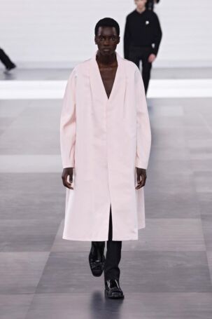 7/50 | Dior Homme Fall 2025 Menswear | Photo: NOWFASHION.com Dior Homme Fall 2025 Menswear | Photo: NOWFASHION.com