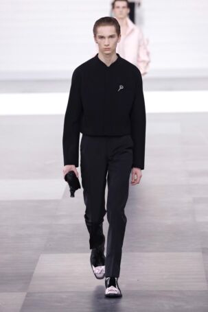 8/50 | Dior Homme Fall 2025 Menswear | Photo: NOWFASHION.com Dior Homme Fall 2025 Menswear | Photo: NOWFASHION.com