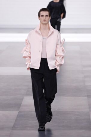 9/50 | Dior Homme Fall 2025 Menswear | Photo: NOWFASHION.com Dior Homme Fall 2025 Menswear | Photo: NOWFASHION.com