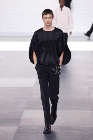 10/50 | Dior Homme Fall 2025 Menswear | Photo: NOWFASHION.com Dior Homme Fall 2025 Menswear | Photo: NOWFASHION.com
