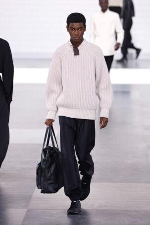 11/50 | Dior Homme Fall 2025 Menswear | Photo: NOWFASHION.com Dior Homme Fall 2025 Menswear | Photo: NOWFASHION.com