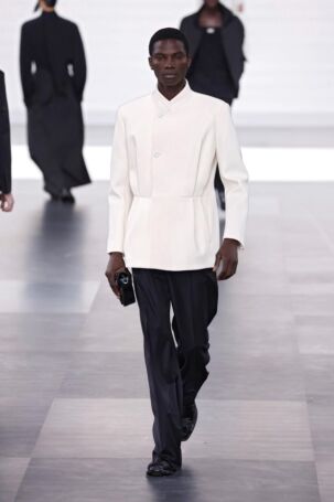 12/50 | Dior Homme Fall 2025 Menswear | Photo: NOWFASHION.com Dior Homme Fall 2025 Menswear | Photo: NOWFASHION.com