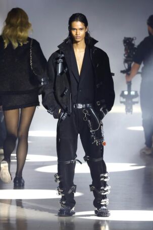5/39 | Doublet Fall 2025 Menswear | Photo: NOWFASHION.com Doublet Fall 2025 Menswear | Photo: NOWFASHION.com