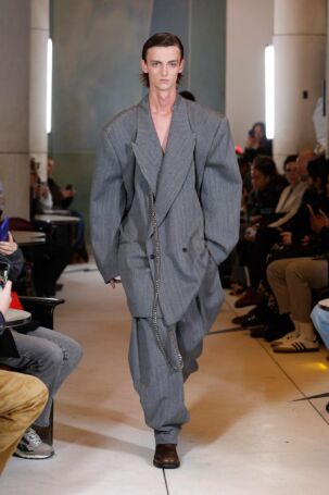 1/30 | Hed Mayner Fall 2025 Menswear | Photo: NOWFASHION.com Hed Mayner Fall 2025 Menswear | Photo: NOWFASHION.com