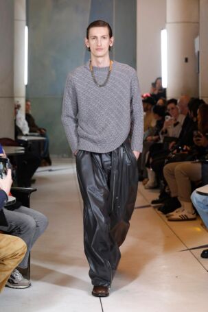 2/30 | Hed Mayner Fall 2025 Menswear | Photo: NOWFASHION.com Hed Mayner Fall 2025 Menswear | Photo: NOWFASHION.com