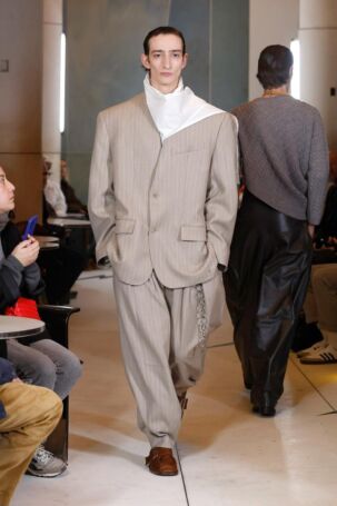 3/30 | Hed Mayner Fall 2025 Menswear | Photo: NOWFASHION.com Hed Mayner Fall 2025 Menswear | Photo: NOWFASHION.com